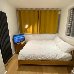 https://double-bedroom-with-en-suite-shower-free-parking.cambridgehotelsuk.com