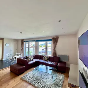 Great City Centre Getaway 2 Bed Near The Beach And Shopping Area Apartment